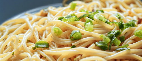 わけぎが散らされたスパゲティパスタ。クリーム色の麺