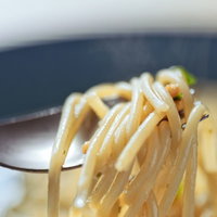 出来上がったばかりのパスタを絡めたフォークの写真