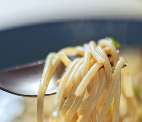 出来上がったばかりのパスタを絡めたフォーク