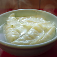 湯気が立つ水餃子を白い皿に盛った中華料理の写真