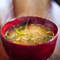 きのこのお味噌汁（湯気あり）の写真