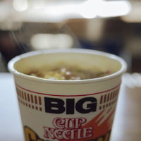 お湯を注いで完成したカップ麺BIG日清ラーメンの写真