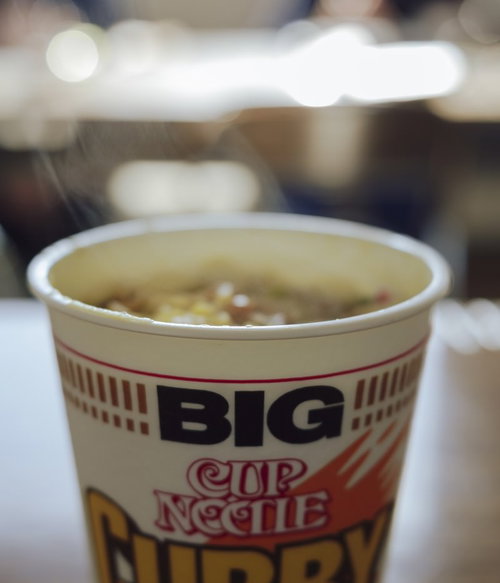 お湯を注いで完成したカップ麺BIG日清ラーメン