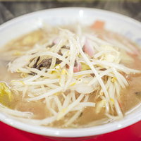 赤いどんぶりから湯気が立ち上る熱々のタンメンの写真