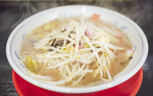 赤いどんぶりから湯気が立ち上る熱々のタンメン