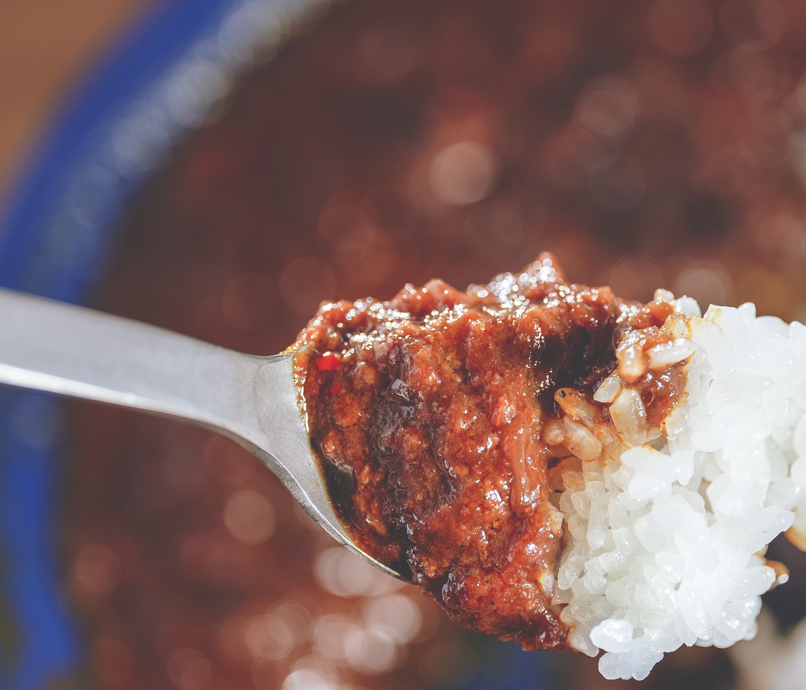 スプーンでカレーライスを食べる様子