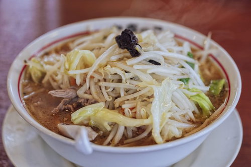 もやしたっぷりのタンメン、白い丼に盛られた熱々のラーメン