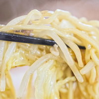 もやしが入ったラーメンを箸で持ち上げた瞬間の写真