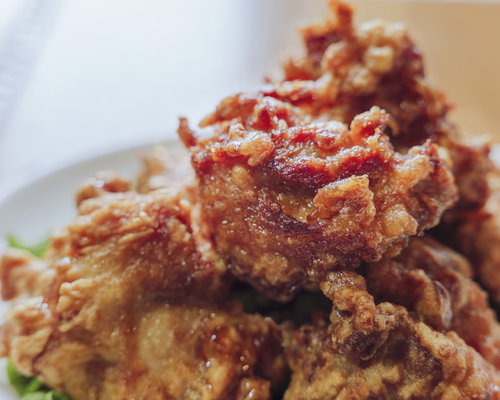 カリッと揚がった唐揚げの衣と鶏肉の断面