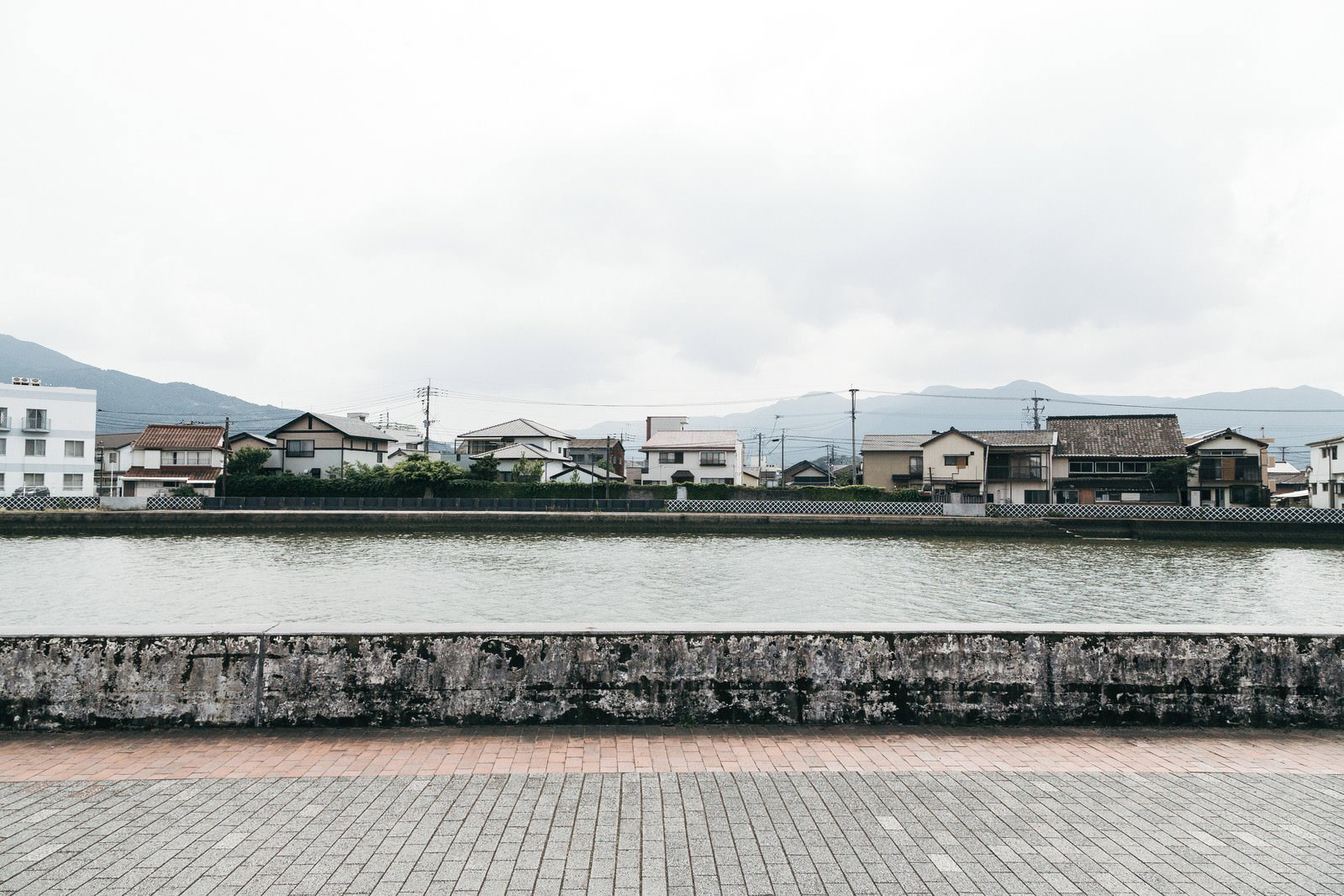 伊万里川の対岸に並ぶ住宅街の風景