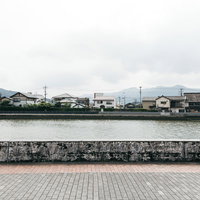 伊万里川の対岸に立ち並ぶ住宅街の風景と河川風景の写真