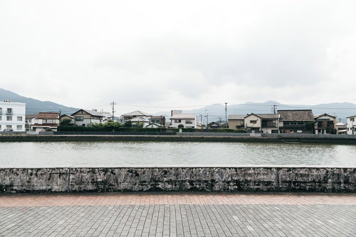伊万里川の対岸に立ち並ぶ住宅街の風景と河川風景