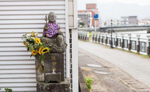 伊万里川の延命橋近くに祀られた延命地蔵尊の石像
