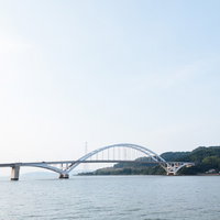 佐賀県伊万里市の伊万里川に架かる伊万里大橋のアーチ橋の写真