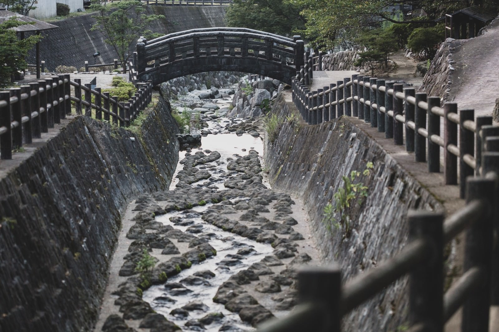 大川内山の伊万里川に架かる黒い木橋