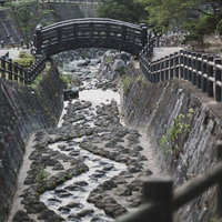 佐賀県伊万里市大川内山を流れる伊万里川と石造りの橋の写真