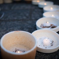 火がつけられた灯籠が並ぶボシ灯ろうまつりの写真