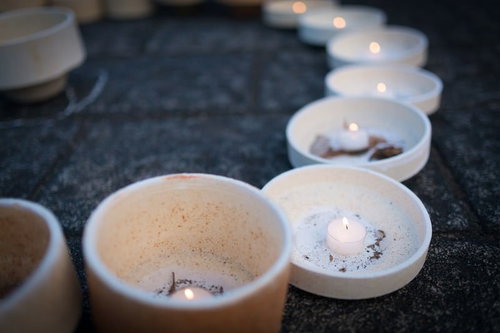 火がつけられた灯籠が並ぶボシ灯ろうまつり