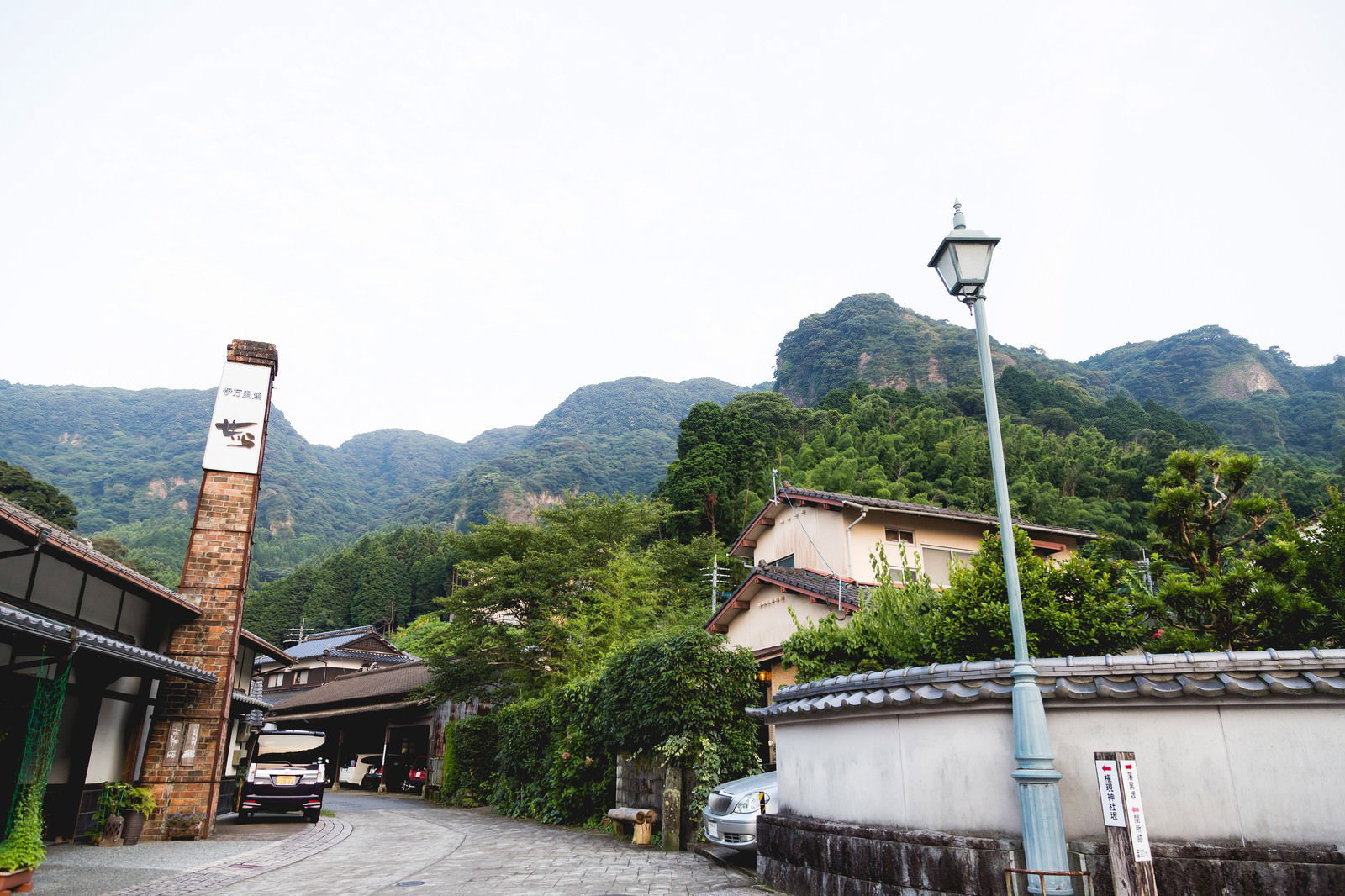 伊万里大川内山の石畳通りと瓦屋根の町並み