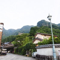 伝統が息づく伊万里大川内山の石畳通りと窯元の町並みの写真
