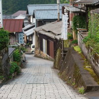 伊万里市大川内山の石畳と瓦屋根の町並み、古い窯元が立ち並ぶ佐賀県の秘境の写真