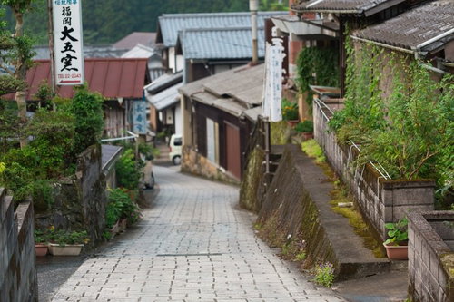 伊万里市大川内山の石畳と瓦屋根の町並み、古い窯元が立ち並ぶ佐賀県の秘境