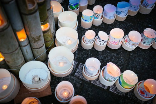 夏の催し「ボシ灯ろうまつり」の灯ろうが夜間に明かりをともす