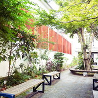 樹木に包まれた古伊万里公園のベンチ景観の写真