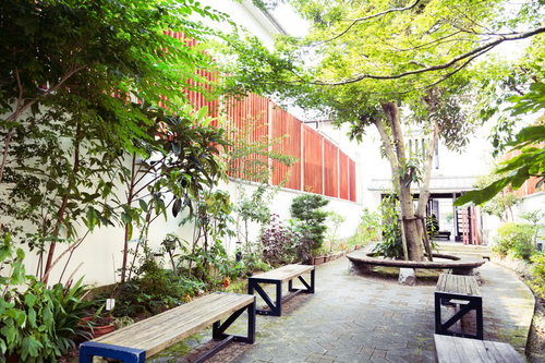 樹木に包まれた古伊万里公園のベンチ景観