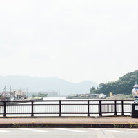 伊万里川に架かる伊萬里津大橋と陶製の大壷の写真
