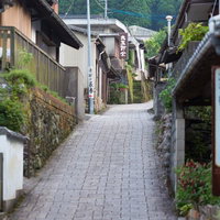 伊万里市大川内山の古い町並みと坂道、石畳の通りと窯元の写真