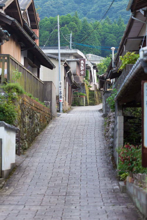 伊万里市大川内山の古い町並みと坂道、石畳の通りと窯元