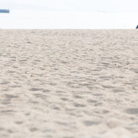 伊万里市のイマリンビーチ砂浜を低い視点で捉えた風景の写真