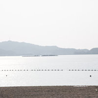 遊泳区域の浮き玉が並ぶイマリンビーチの海の写真