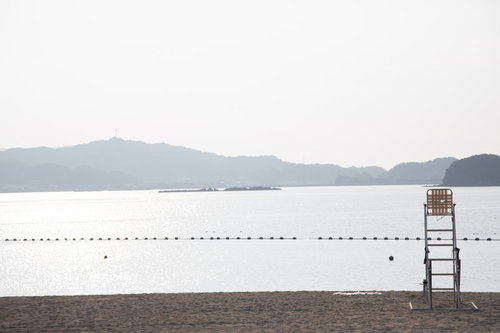 遊泳区域の浮き玉が並ぶイマリンビーチの海