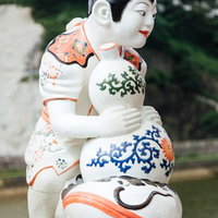 延命橋のそばに設置された伊万里焼の色絵瓢箪鯰唐子像（ガン見）の写真