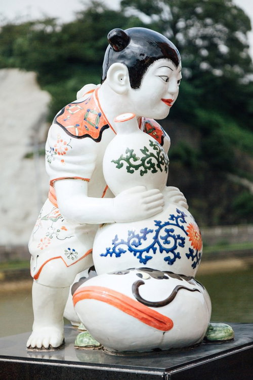 延命橋のそばに設置された伊万里焼の色絵瓢箪鯰唐子像（ガン見）