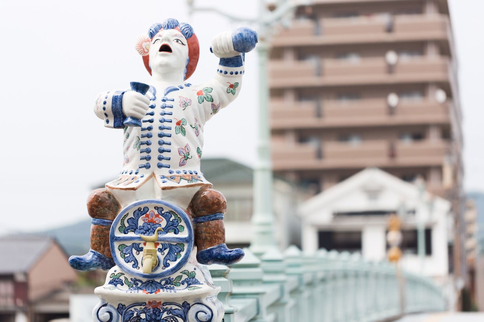 酒樽にまたがる伊万里焼の人物像