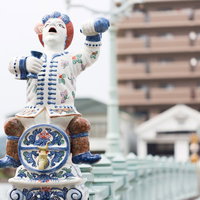 酒樽にまたがる伊万里焼の色絵酒樽乗人物型注器像の写真