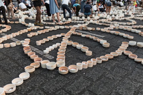 多くの人で賑わう伊万里川のボシ灯ろうまつり