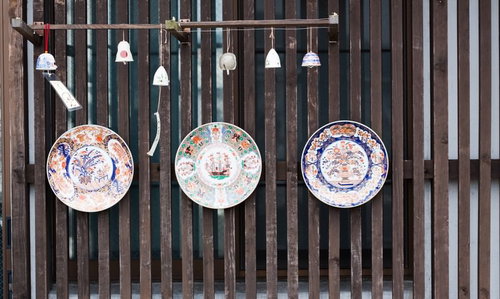 伊万里市の海のシルクロード館前に飾られた伊万里焼の皿と風鈴