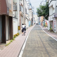 伊万里市まちなか一番館の商店街を自転車で走るの写真