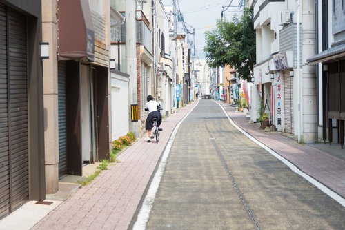 伊万里市まちなか一番館の商店街を自転車で走る