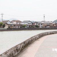 伊万里川沿いの住宅街と河川風景 佐賀県伊万里市の町並みの写真