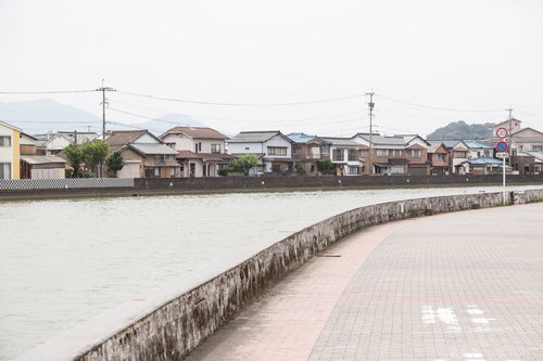 伊万里川沿いの住宅街と河川風景 佐賀県伊万里市の町並み