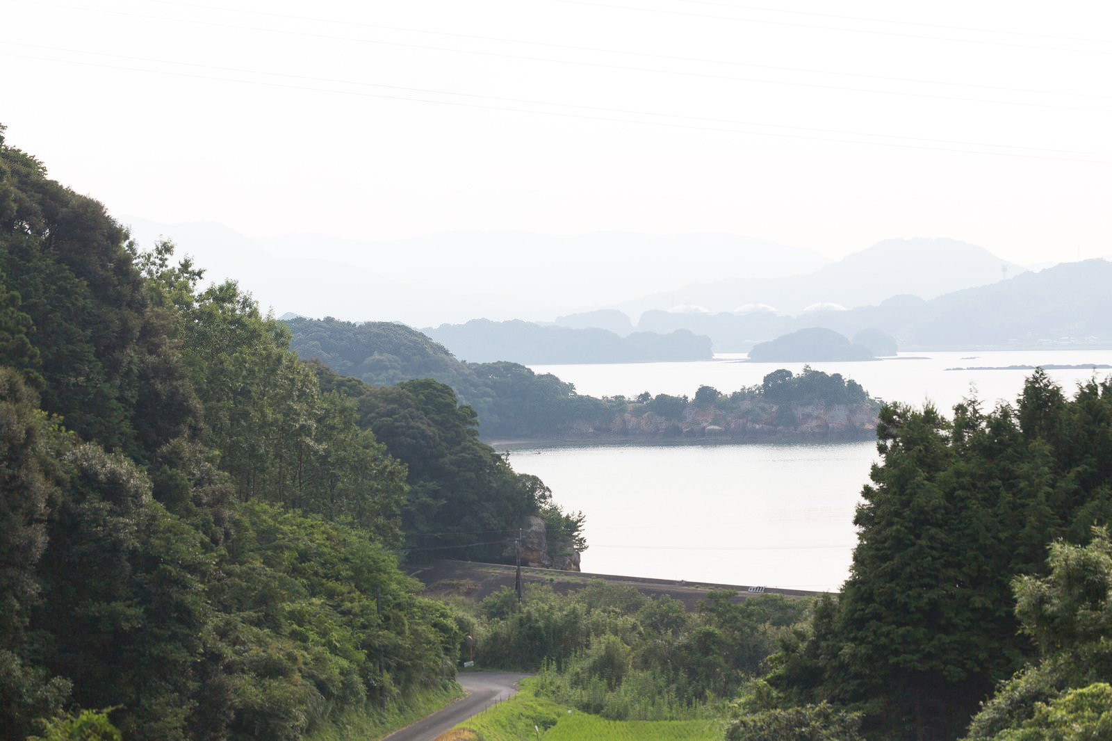 山から見える伊万里湾と島々の風景