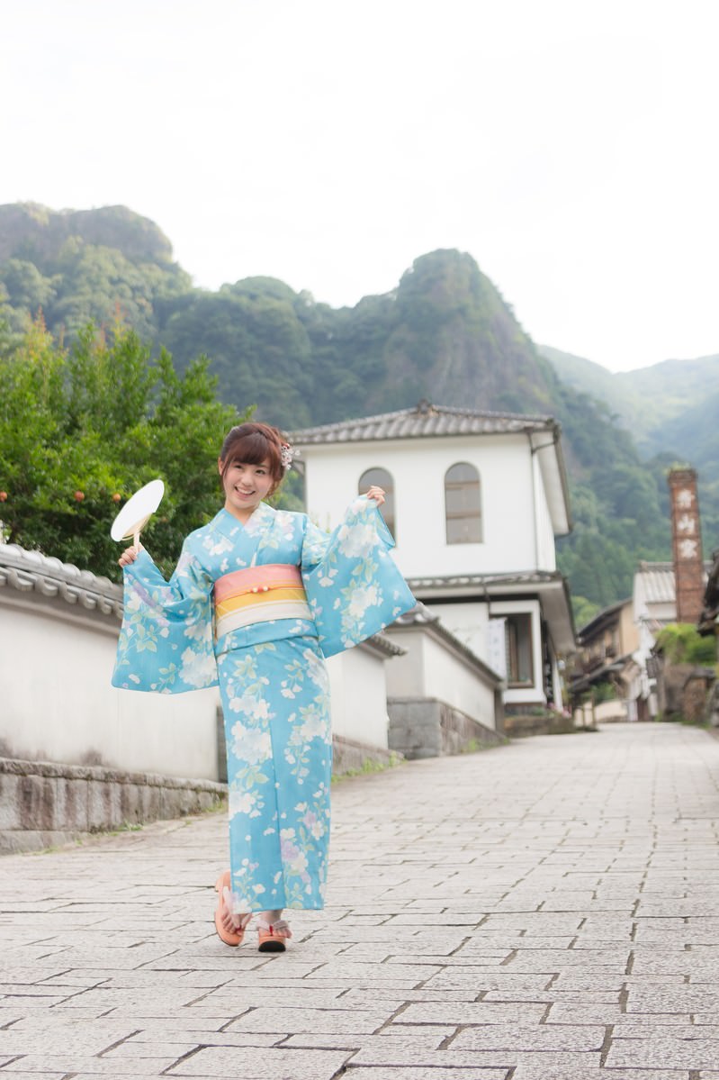 大川内山の石畳に立つ浴衣姿の女性［モデル：河村友歌］