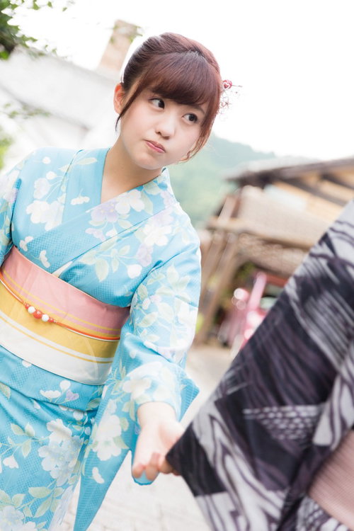 浴衣は裾が狭くて歩きにくいので、デートの時は彼女に配慮をしましょう