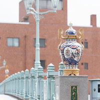 伊万里市あいおい橋に飾られた伊万里焼の壺オブジェの写真