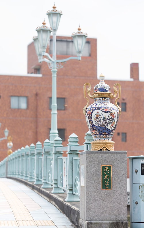 伊万里市あいおい橋に飾られた伊万里焼の壺オブジェ
